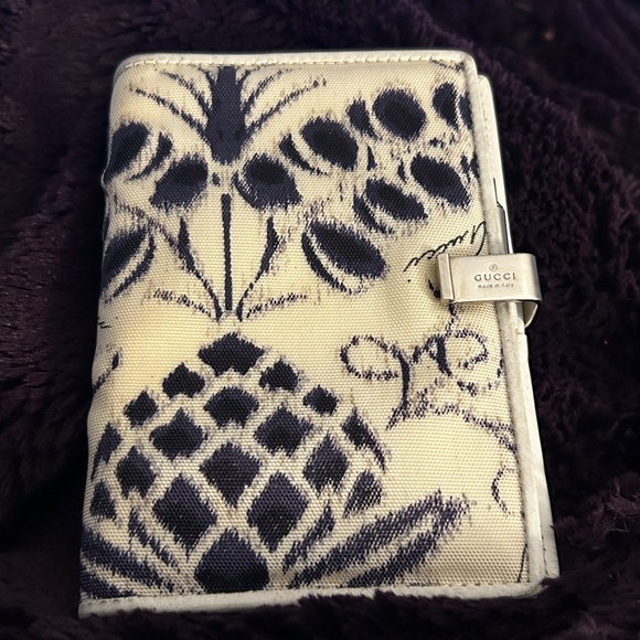 Gucci Silver and Cream Tom Ford Pineapple collection agenda. - Picture 4 of 11